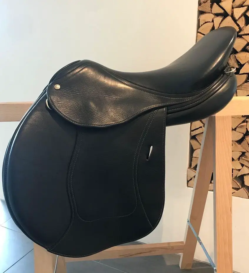 Schwarzer Springsattel Schleese Jive, 18 Zoll