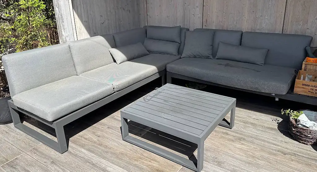 Gartenlounge mit Tisch (gratis)