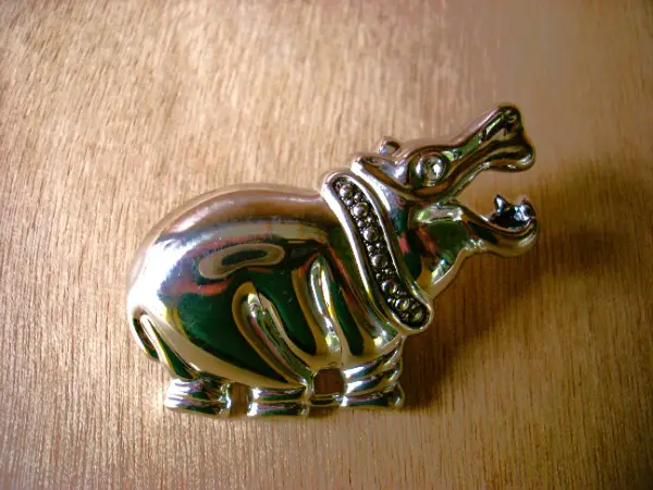 Broche ou pince à foulard représentant un hippopotame