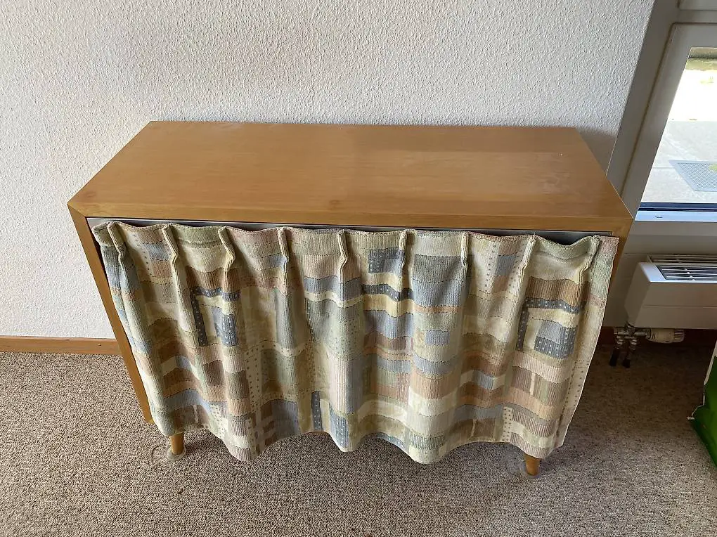 Schränkli mit Vorhang & 1 Tablar verm. 70er Jahre