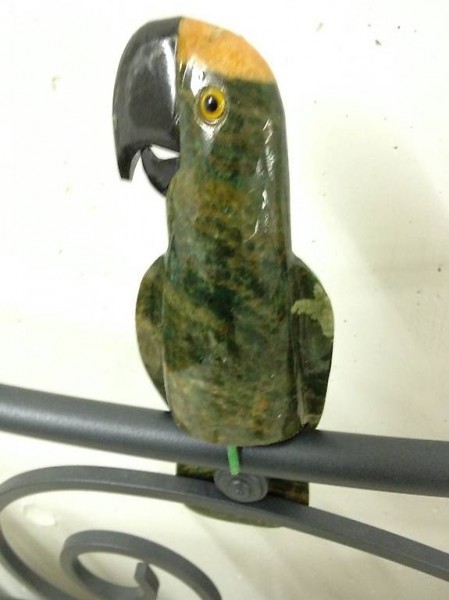 bunter Papagei aus Stein