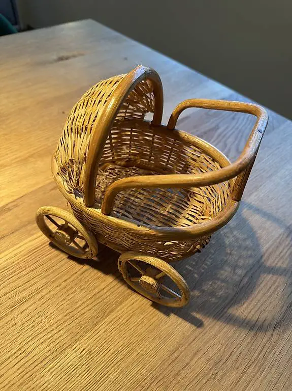 Kinderwagen aus Korb (Babygeschenk)
