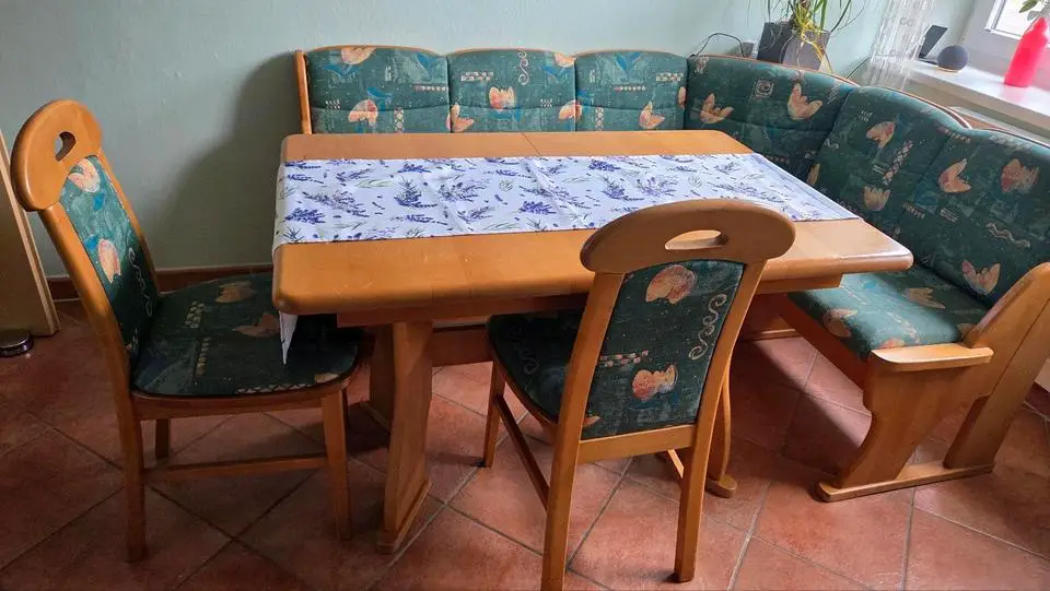 Eckbank mit Tisch + 2 Stühle (Abholung, kein Versand)