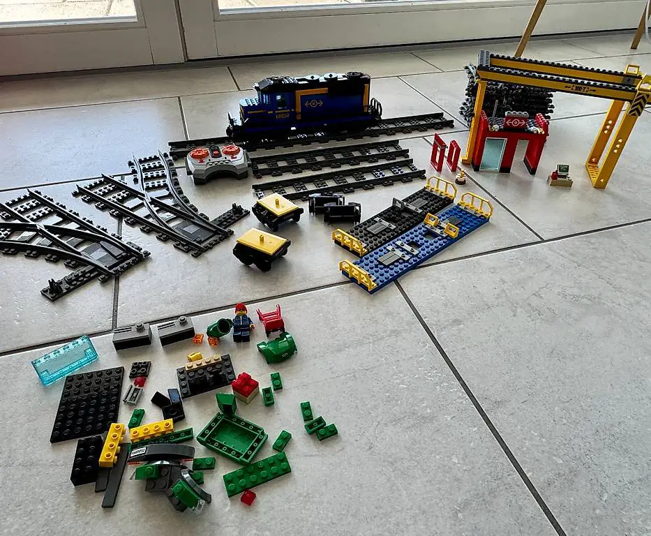 LEGO City 60052 Zug Güterzug Eisenbahn Cargo Train