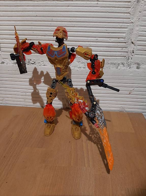 zwei LEGO Ninjago Figuren