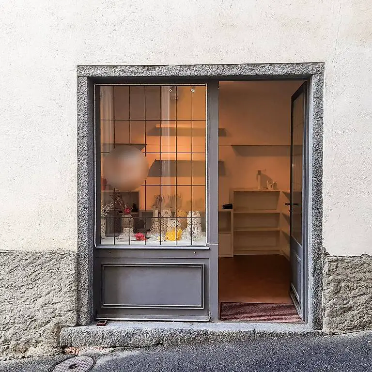 mendrisio, ufficio con vetrina