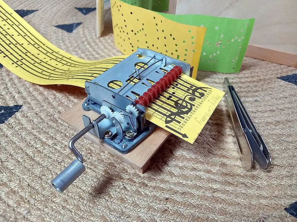 Fridolin Spieluhr mit Lochstreifen