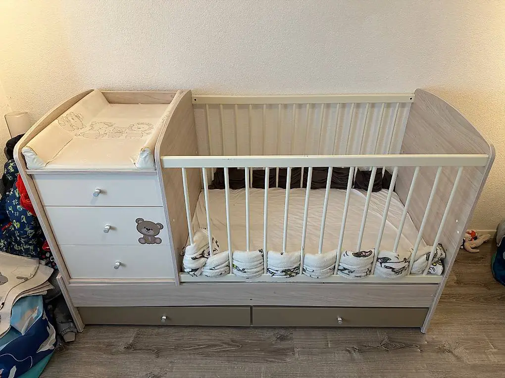 Babybett mit Wickeltisch