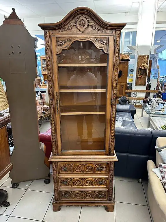 Vintage Holzvitrine aus Nussbaumholz mit Schnitzereien