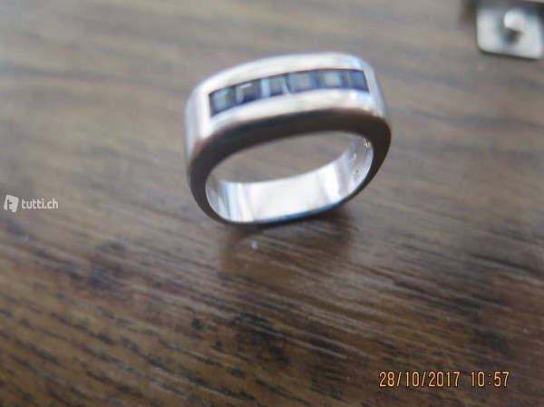 Weissgoldring mit 6 mit excel. hell/mittelblauen Saphiren