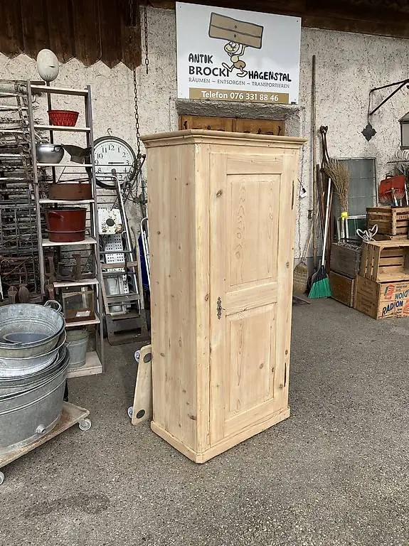 Kleiner Tannenholz Schrank