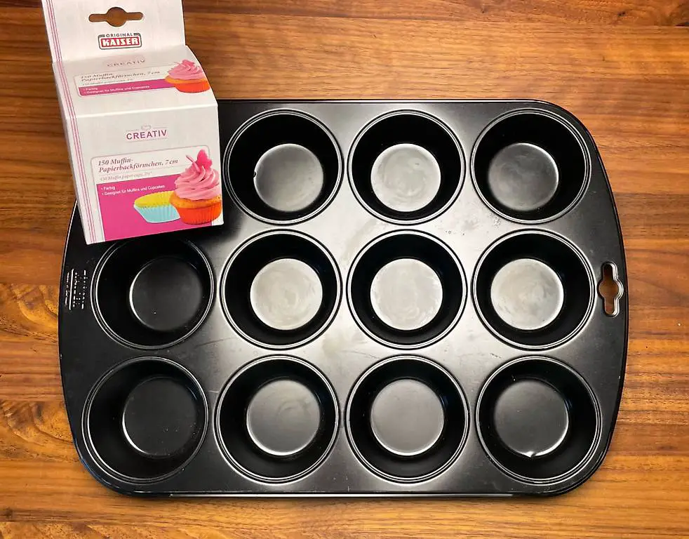 Muffin Back Blech (12 Stück) inkl. Papier Förmchen