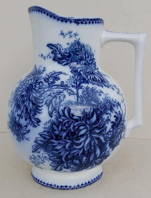Schöner Wasserkrug, Waschkrug mit Chrysanthemen Dekor