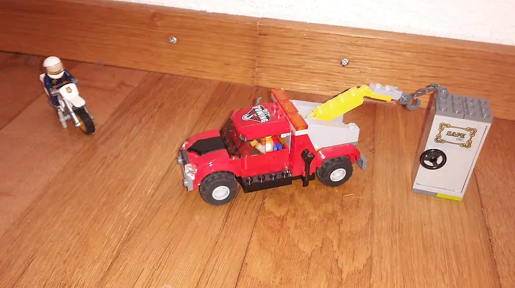 Lego Polizei "Abschleppwagen auf Abwegen" 60137