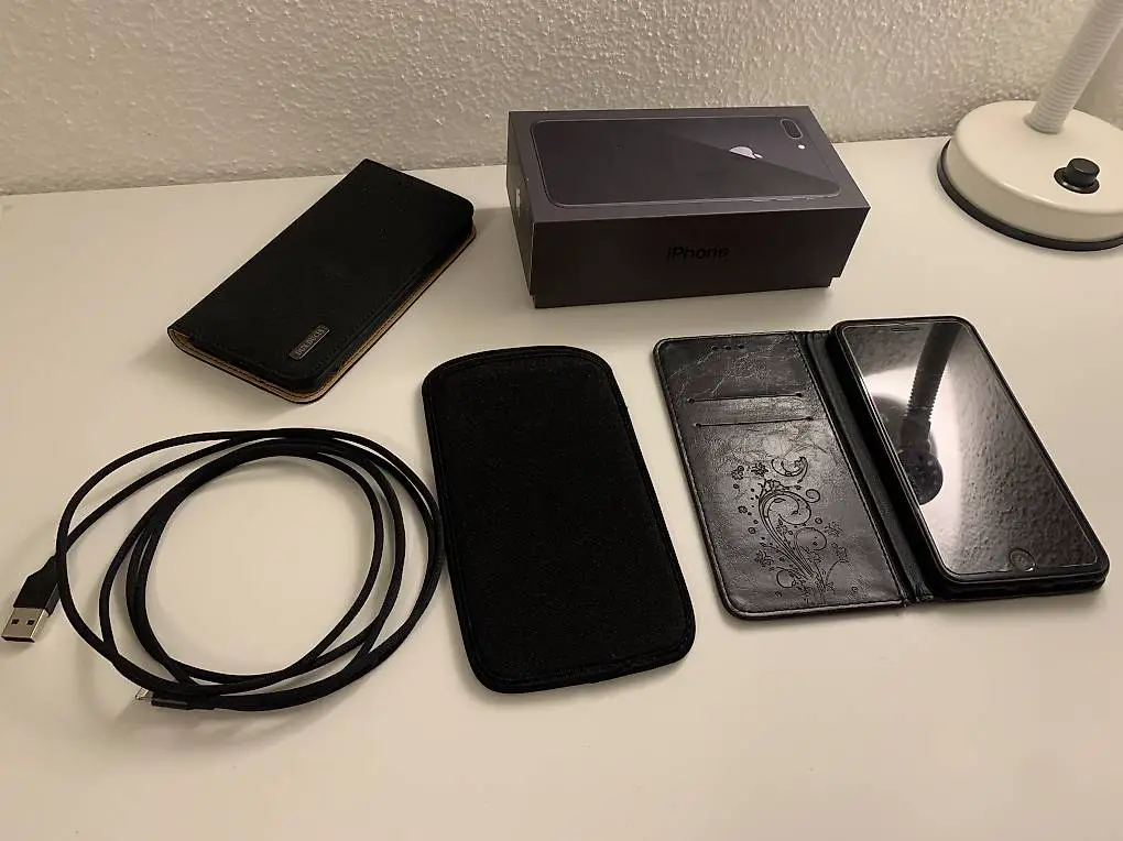 iPhone 8 Plus, Space Gray, 64GB mit viel Zubehör