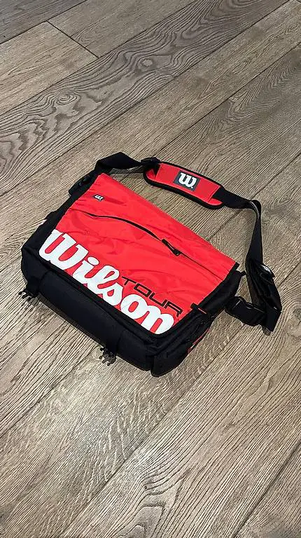 Wilson Tour Messenger Umhängetasche in Rot (Top-Zusand)