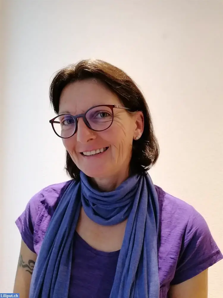 Einfühlsame Seniorenbetreuerin begleitet Sie im Alltag