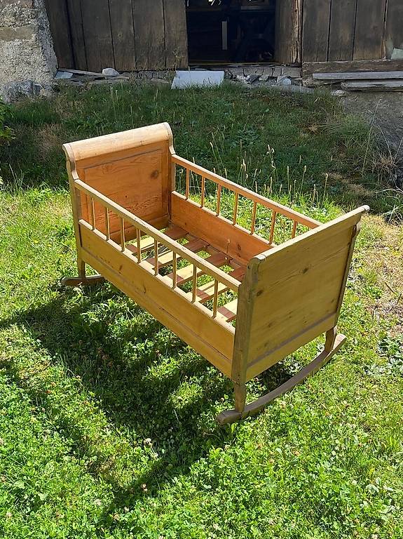 Schaukelbett / Kinderbett Antik