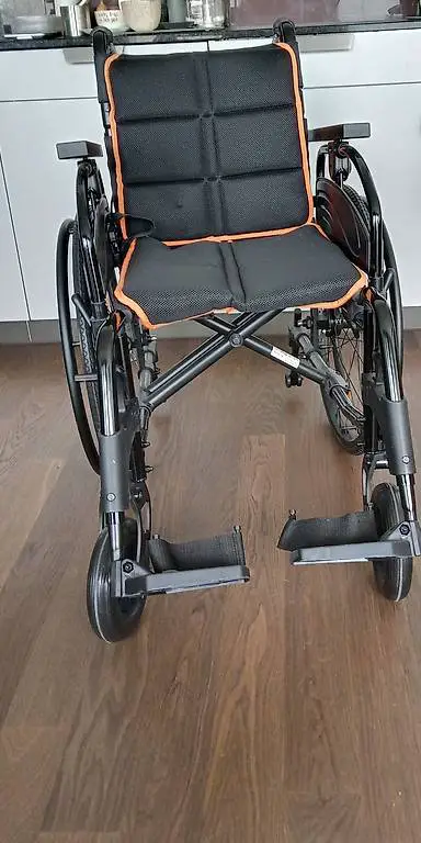 Rollstuhl Tiger, aus Aluminium, faltbar, schwarz