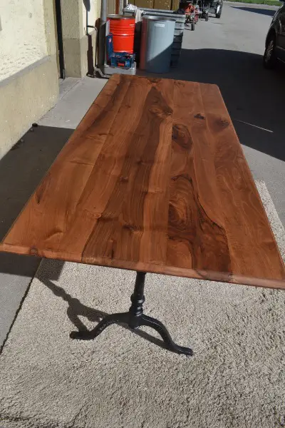 Beizentisch Nuss 217 mit Gussfüsse Ess-Bürotisch