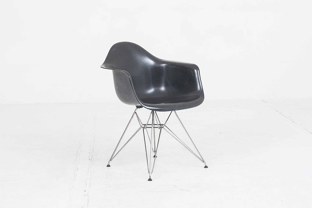 Herman Miller Fiberglass Armchair DAR von Eames in Schwarz