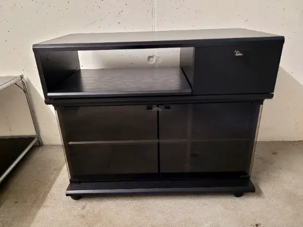 kleiner Fernsehtisch schwarz mit Rollen