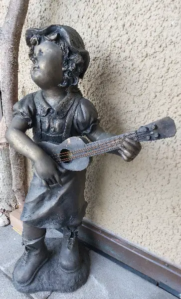 Bronzefigur Mädchen mit Gitarre