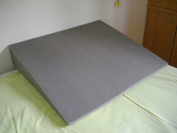 Bettkeil aus Schaumstoff 70 x 60 x 12 cm - neu