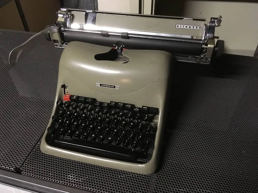 Schreibmaschine Olivetti, gebraucht, antik