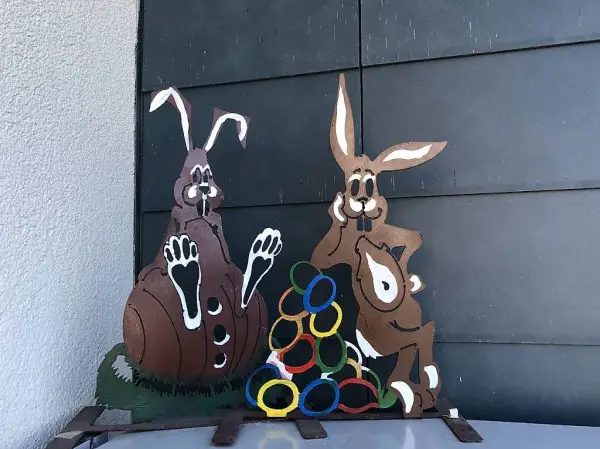 2 Braune Osterhasen Eisen mit Rost