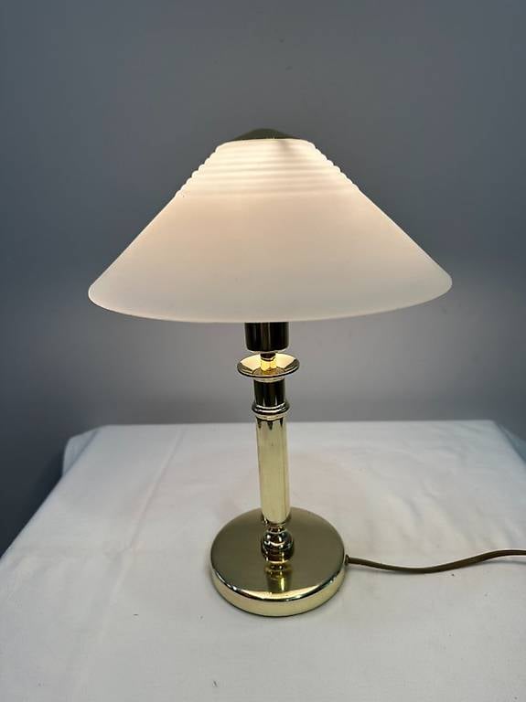Klassische Messing-Tischlampe mit Opalglasschirm