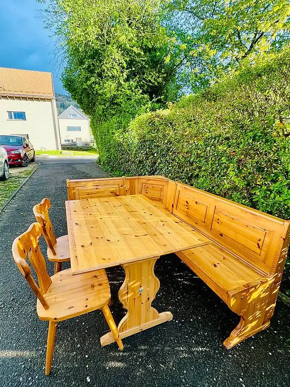 Eckbank mit Tisch & Stühlen