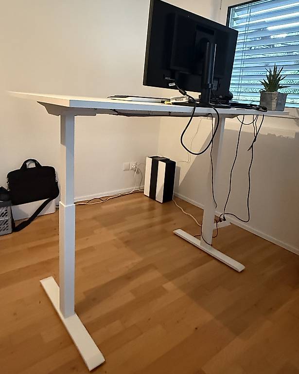 Schreibtisch weiss, elektrisch höhenverstellbar, 140x80