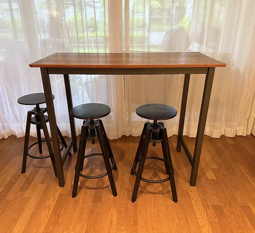 Bartisch mit 3 Barhockern