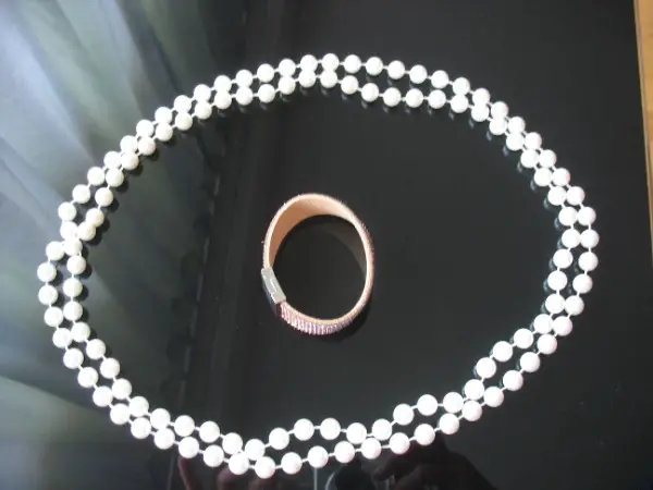 Perlenkette und GUESS Glitzerarmband Modeschmuck