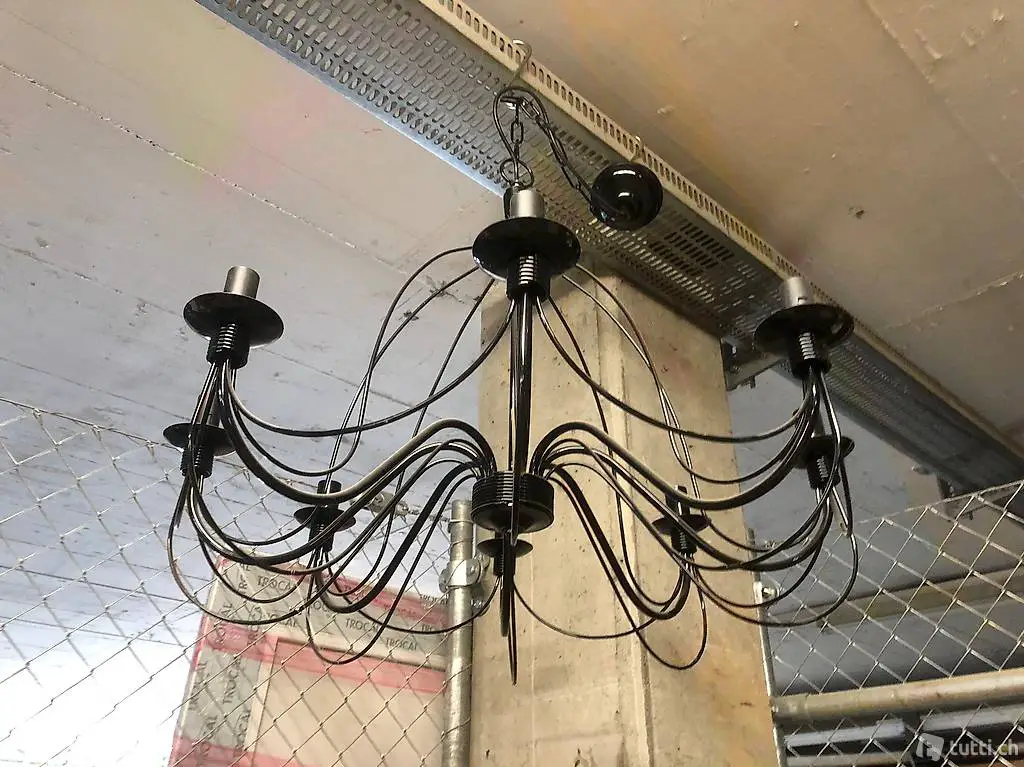 8 armiger schwarzer Kronleuchter Metall