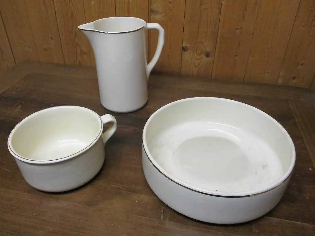 Hist. Nacht-Garnitur Wasserkrug Nachthafen Topf 1890-1910