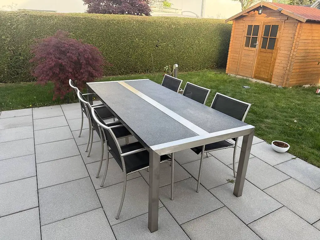 Granit Gartentisch mit Chromstahlgestell und Gartenstühle