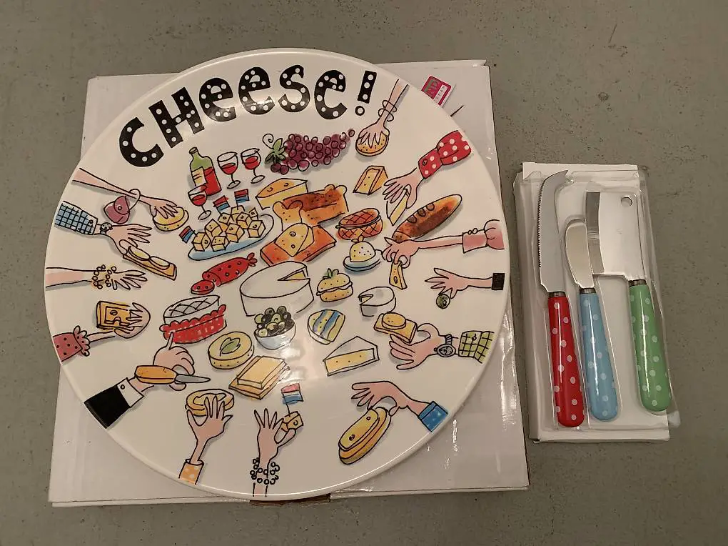 Käseplatte mit 3 kleinen Messern