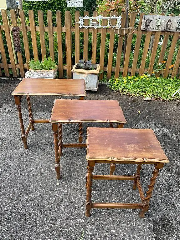 3 Satz Holztischli mit gedrechselten Beinen Midcentury