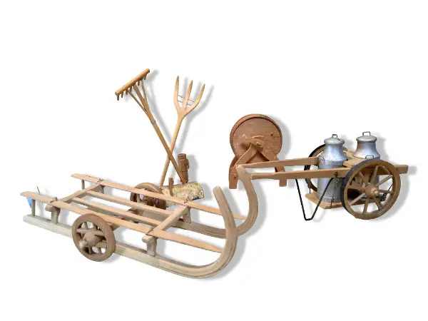 Dekorative Holzminiaturwagen Schlitten Heugabel Rechen Fass