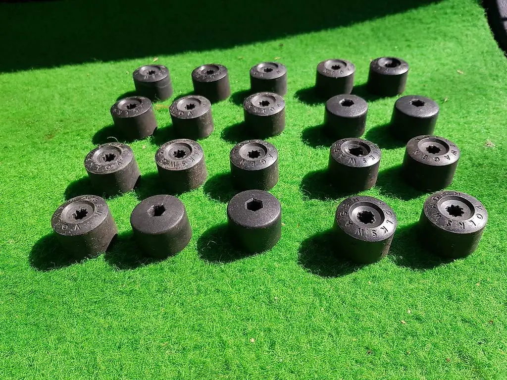 VW Passat B8 20 Stück Radschrauben samt Abdeckungen