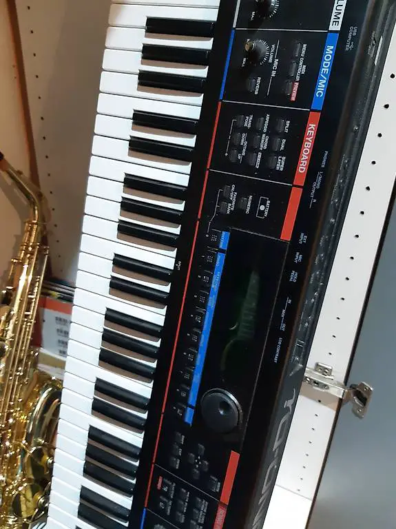 Roland Juno Di "Synth-Workstation"