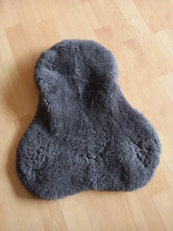 Mattes Lammfell-Sattelsitzbezug anthrazit