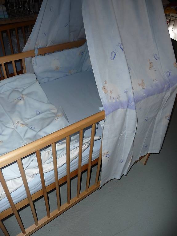 Kinderbett 70/140 mit allem Jnhalt und Vorhang