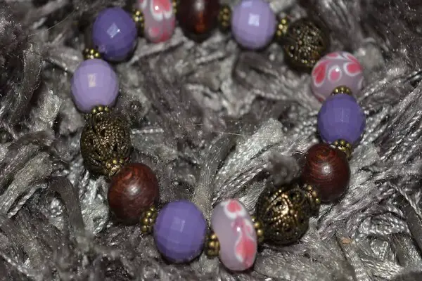 schönes armband lila hippie boho