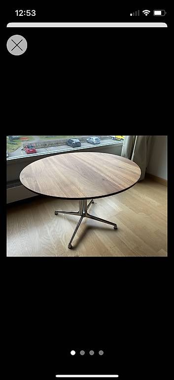 Eames La Fonda Beistelltisch mit massiver Nussbaumplatte