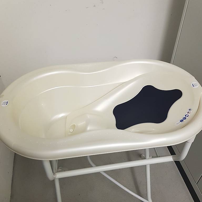 Baby Badewanne mit Ständer und extra Badewanne
