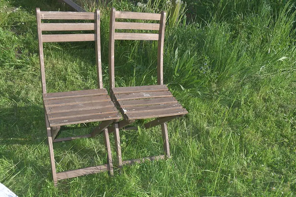 gratis 2 Klappstühle aus dunklem Holz zum auffrischen