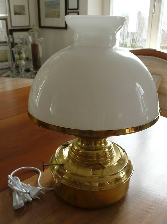 Antike Petroleumlampe, elektrifiziert